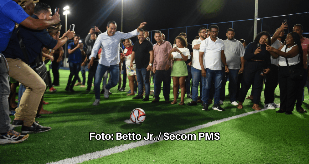 Prefeitura reforma campo em Cajazeiras VIII com grama sintética, vestiário e iluminação